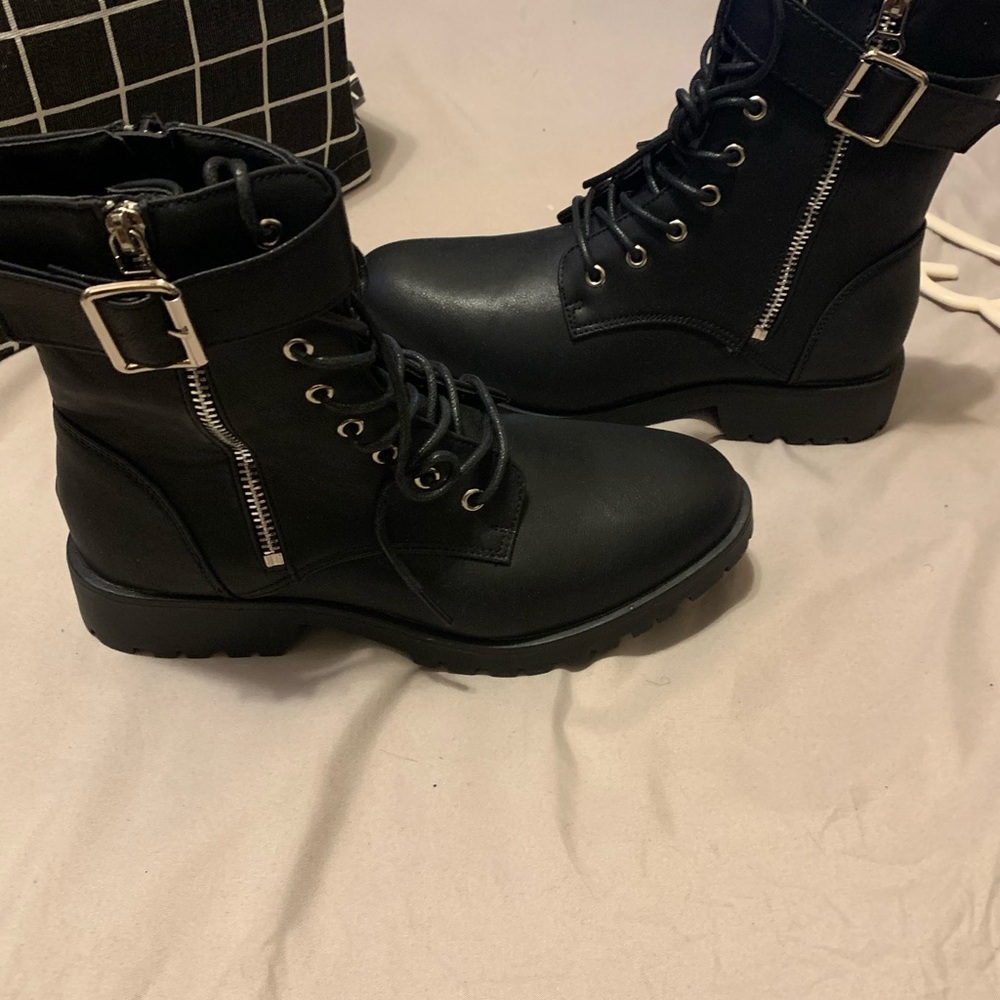 (Runs small) Black Boots - Picture 7 of 9